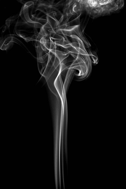 Grijs en wit rook geïsoleerd op zwarte achtergrond - Foto, afbeelding