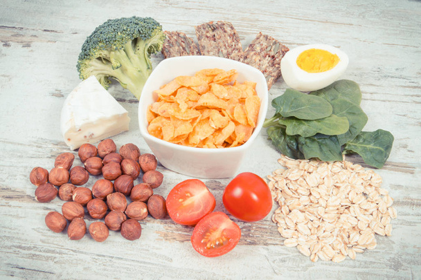 Jahrgangsfoto, nahrhafte Inhaltsstoffe mit Vitamin b2, Ballaststoffen und Mineralstoffen, gesundes Ernährungskonzept - Foto, Bild
