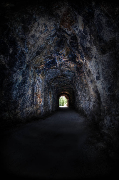 Lumière au bout du tunnel au Myra Canyon à Kelowna, Colombie-Britannique, Canada. Concept de vaincre l'adversité ou le succès par des obstacles
. - Photo, image