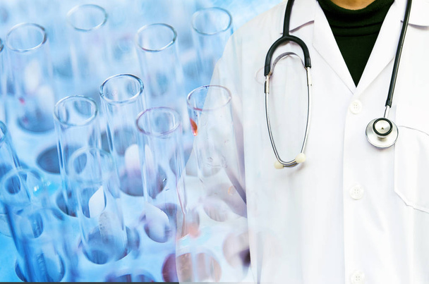 Arzt mit Stethoskop auf Labor-Wissenschaft-Forschung Glas Gegenstände mehrere Reagenzgläser Hintergrund. Medizinische Forschung im Labor - Foto, Bild