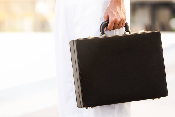 Fechar-se Homens de negócios alça segurar saco de documentos cor preta
 - Foto, Imagem