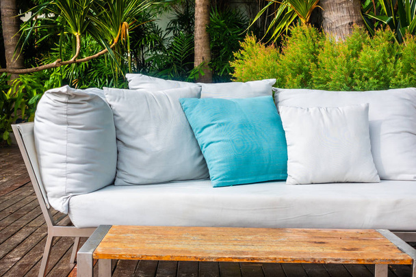 Travesseiro confortável no sofá decoração pátio ao ar livre com vista tropical e natureza
 - Foto, Imagem