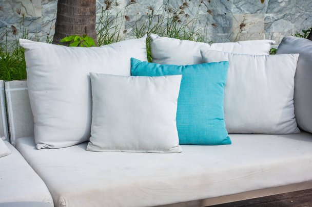 Travesseiro confortável no sofá decoração pátio ao ar livre com vista tropical e natureza
 - Foto, Imagem