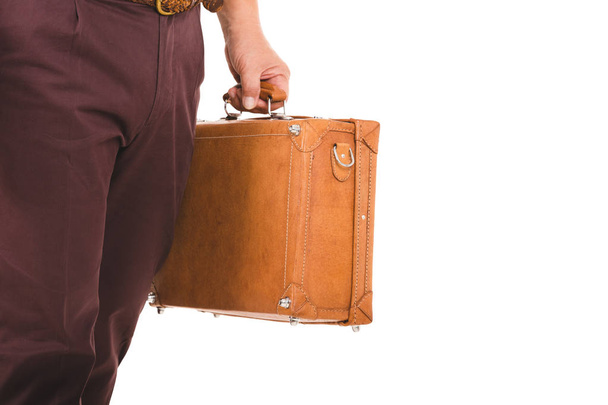 Beyaz arka plan üzerinde kırpma yolu izole Closeup kolu tutun bavul vintage kahverengi - Fotoğraf, Görsel