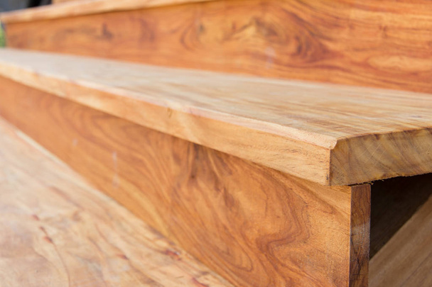 Planchers de bois, escalier en bois naturel de l'extérieur
 - Photo, image