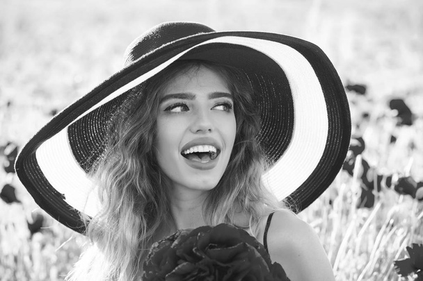 womans happiness. girl in field of poppy seed in retro hat - Foto, immagini