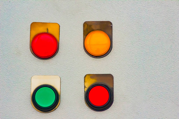 quattro luci verdi gialle rosse su un segnale del pannello del bordo d'acciaio
 - Foto, immagini