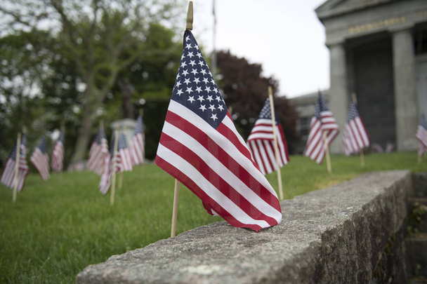 Μικρές αμερικανικές σημαίες διακόσμηση γκαζόν για πατριωτική γιορτή - Φωτογραφία, εικόνα