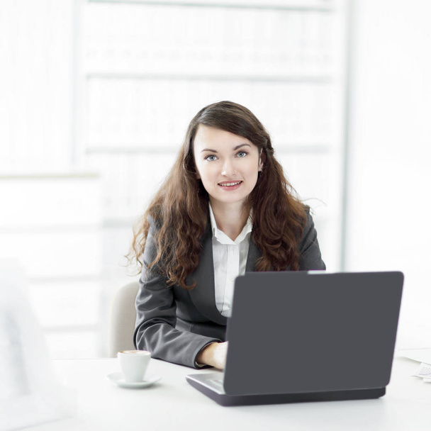 successful business woman sitting at the Desk in the office - Foto, Imagen