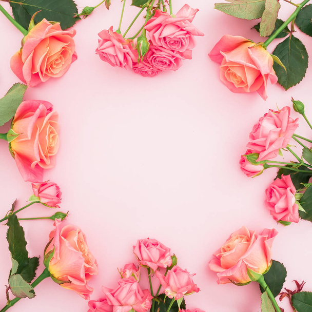 Vista superior da moldura floral de rosas cor-de-rosa sobre fundo rosa. Depósito plano
 - Foto, Imagem