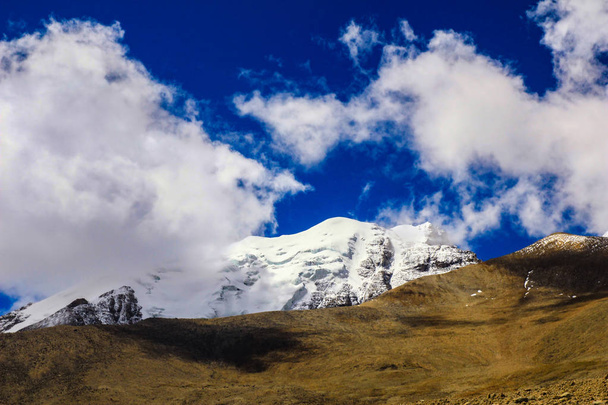 Landscape of deep blue sky and ice capped peaks of himalayan mountains with white clouds during day time - Zdjęcie, obraz