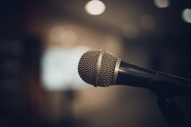 мікрофон в концертному залі або конференц-залі м'який і розмитий стиль
 - Фото, зображення