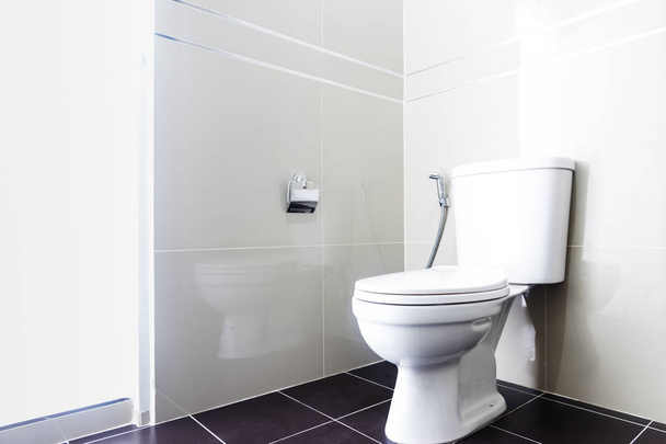 Design moderno casa de banho louça sanitária branca no banheiro
 - Foto, Imagem