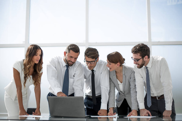 business team standing near the desktop - Foto, Imagen