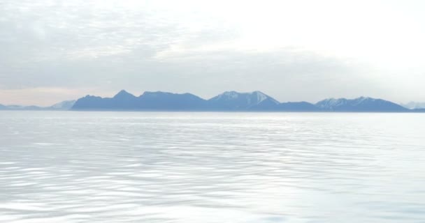 Vista panorámica del mar de Noruega y las montañas en el horizonte
 - Metraje, vídeo