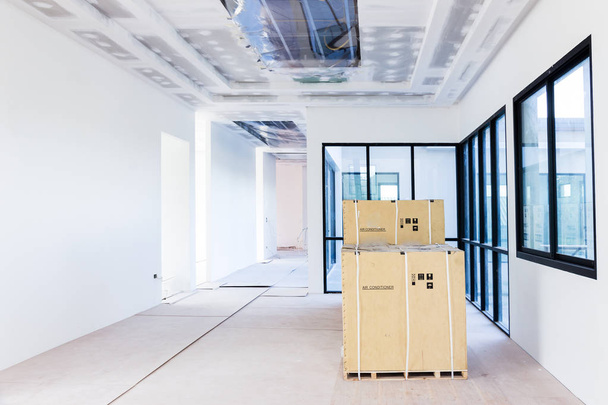 Порожній інтер'єр кімнати будувати стелю з гіпсокартону та кондиціонер на будівельному майданчику
 - Фото, зображення