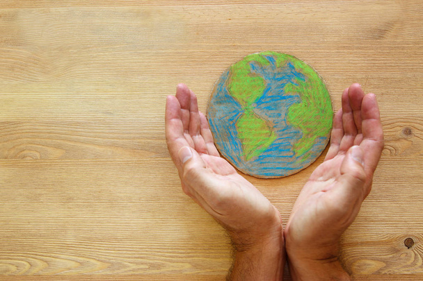 felülnézet-kép az ember kezében tartja a Föld gömb felett fa háttér - Fotó, kép