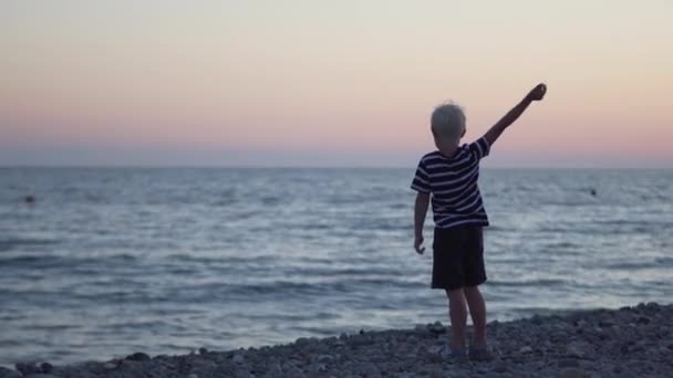 chłopiec w morzu - Materiał filmowy, wideo