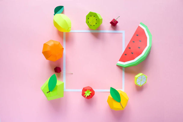Marco cuadrado con frutas exóticas hechas de papel sobre fondo rosa
 - Foto, Imagen
