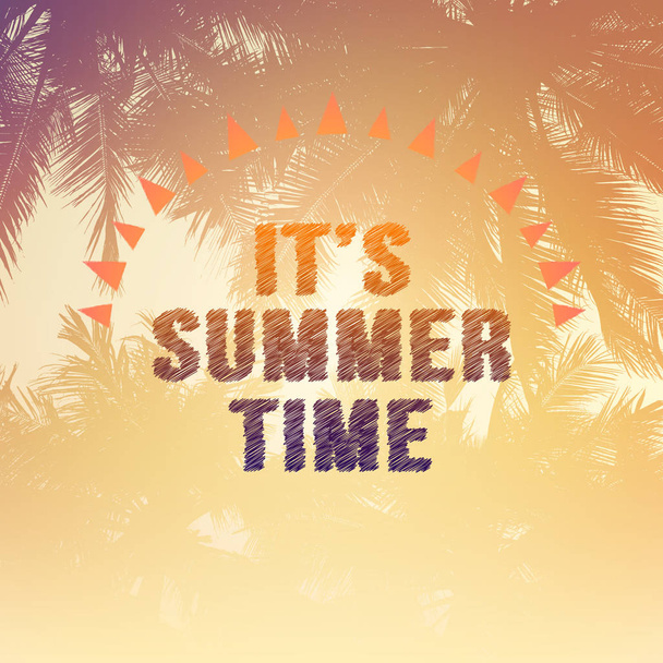 Es Sommerzeit Wörter auf Silhouette des Kokosnussbaums - Vintage-Töne Farbe. - Foto, Bild