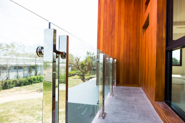 Dom nowoczesny styl aluminiowej szynie i szkło hartowane - Zdjęcie, obraz