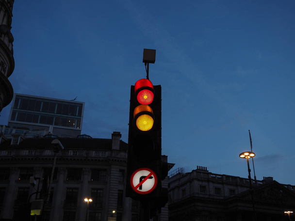 Sinal de trânsito vermelho e âmbar significa parar. Vista no crepúsculo hora azul antes do pôr do sol
 - Foto, Imagem