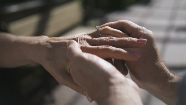 Mãos sênior durante o noivado com anel de diamante
 - Filmagem, Vídeo