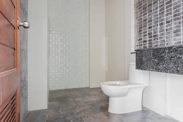 Μοντέρνος σχεδιασμός μπάνιο στο σπίτι λευκά είδη υγιεινής στο μπάνιο. Υπό κατασκευή - Φωτογραφία, εικόνα