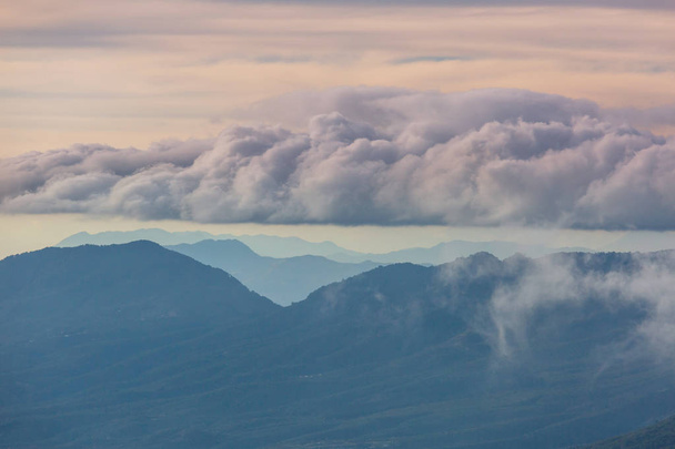 Красивый вулкан в Национальном парке Серро-Верде в Сальвадоре на закате - Фото, изображение