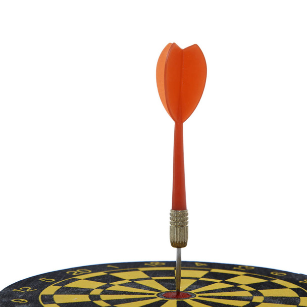 rode dart In een dartbord op witte achtergrond - Foto, afbeelding