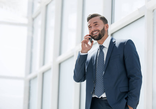 smiling businessman talking on a mobile phone - Fotografie, Obrázek