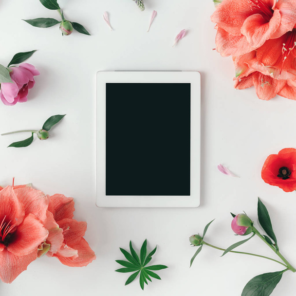 tablet pc com tela em branco e flores isoladas em fundo branco, vista superior
 - Foto, Imagem