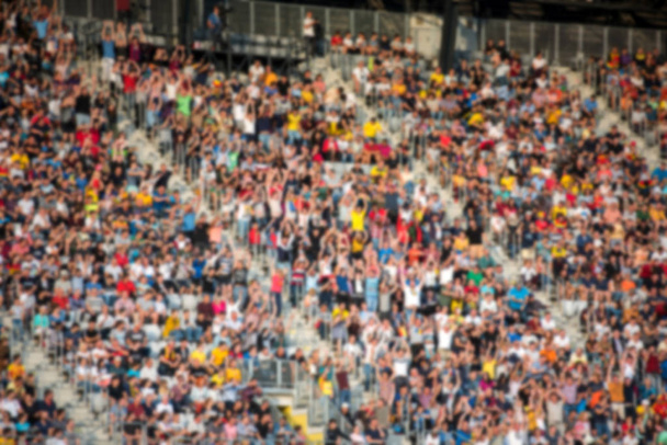 Foule floue de spectateurs dans un stade tribune lors d'un match de football
 - Photo, image