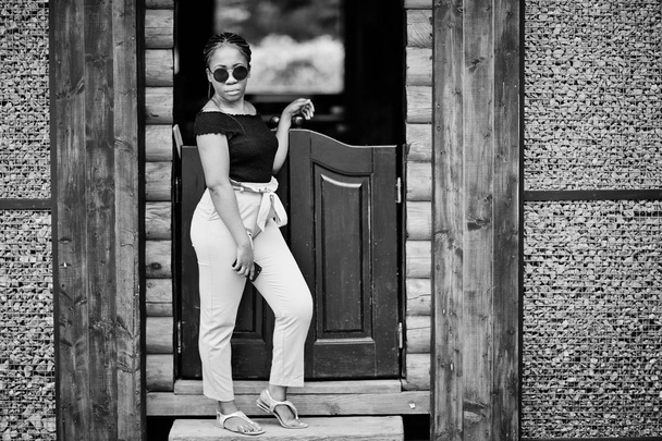 Stylish african american woman at sunglasses posed outdoor. - Foto, Bild