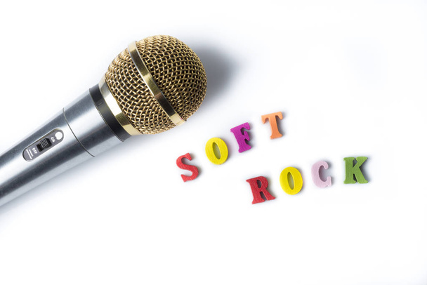 Mikrofon na bílém pozadí s slova soft rock barevné písmen. - Fotografie, Obrázek