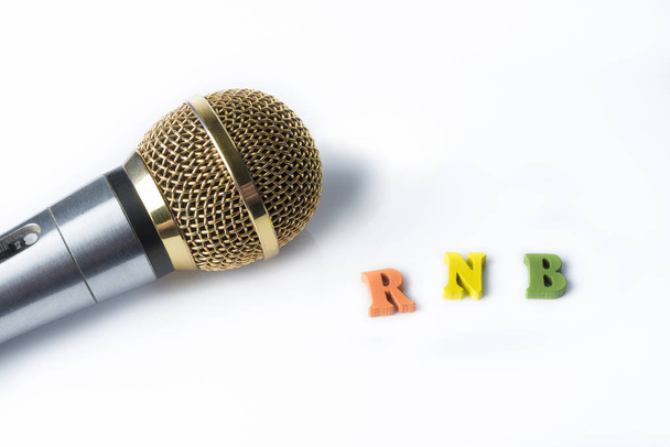 Мікрофон на білому тлі зі словами RnB кольорових літер
. - Фото, зображення