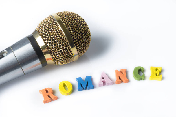 Mikrofon na bílém pozadí se slovy Romance barevné písmen. - Fotografie, Obrázek