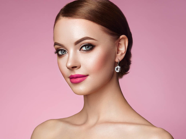 Beautiful Young Woman with Clean Fresh Skin. Perfect Makeup. Beauty Fashion. Eyelashes. Cosmetic Eyeshadow. Highlighting. Cosmetology, Beauty and Spa - Fotó, kép