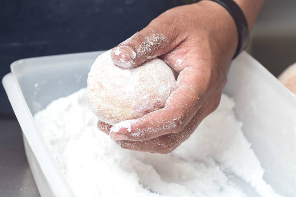 negocio panadería primer plano mano trabajo glaseado donut mermelada fondo
 - Foto, Imagen