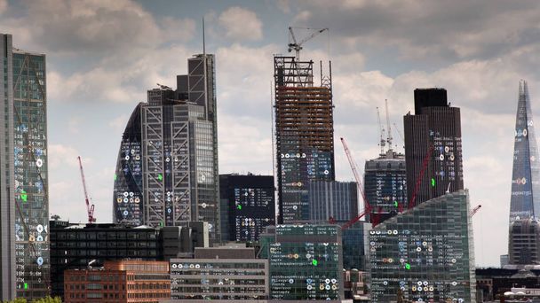 skyline de Londres avec des données et des informations de programmation informatique cartographiées sur les façades du bâtiment
 - Photo, image