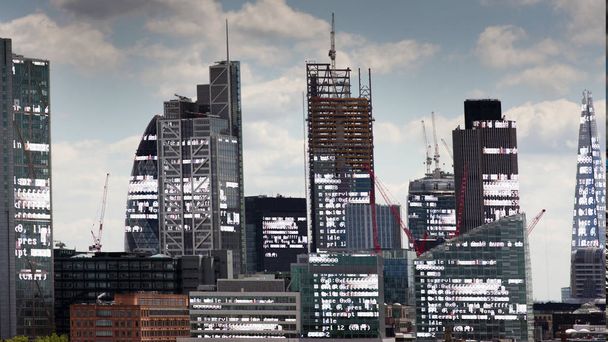 panoramę miasta Londyn z danych a komputerem programowania informacje mapowane na fasady budynków - Zdjęcie, obraz