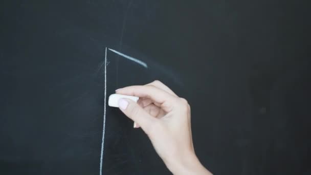 Der Lehrer schreibt mit Kreide Buchstaben des Alphabets auf die Tafel. Bildung im Grundschulkonzept. - Filmmaterial, Video