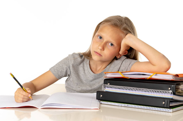 Unavené mladé roztomilé blond školačka s uče přemýšlí o studiu. problémy koncepce vzdělávání na izolované na bílém pozadí - Fotografie, Obrázek
