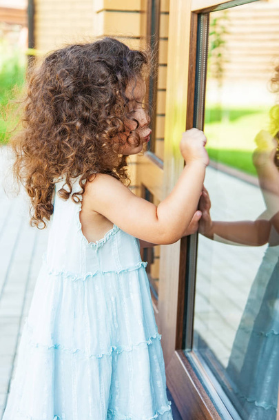 Little girl knocks on the closed door - Фото, зображення