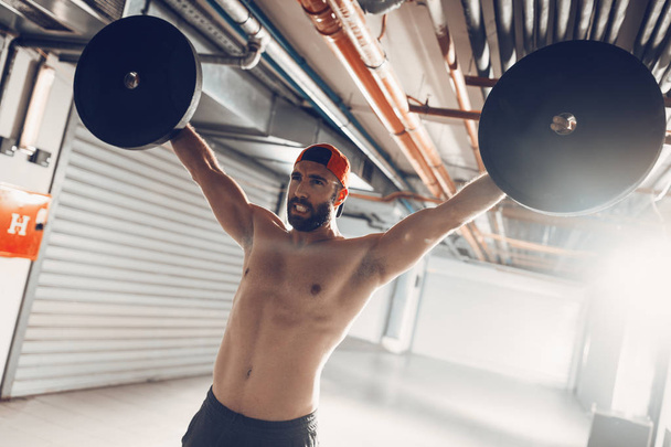 jovem muscular homem fazendo alta puxar exercício com barbell no cross training
 - Foto, Imagem