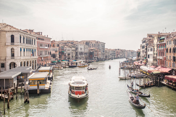 VENICE, ITALY - 11 SEPTEMBER, 2016: Canal full of boats, gondolas and sightseeing boat - Zdjęcie, obraz