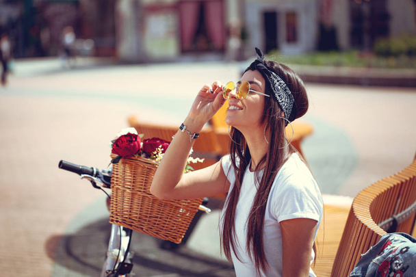 feliz jovem mulher se divertindo no verão rua da cidade
  - Foto, Imagem