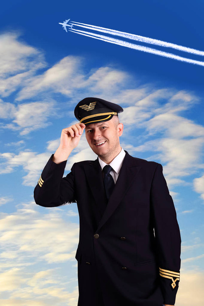 joyful captain on the background of planes at height - Φωτογραφία, εικόνα