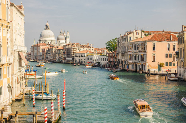 VENECIA, ITALIA - 11 DE SEPTIEMBRE DE 2016: Canal lleno de barcos y góndolas con cúpulas de Santa Maria della Salute
  - Foto, Imagen