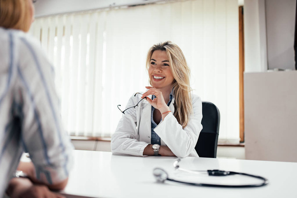 Portrait of a general practitioner talking with a patient. - Foto, Imagem